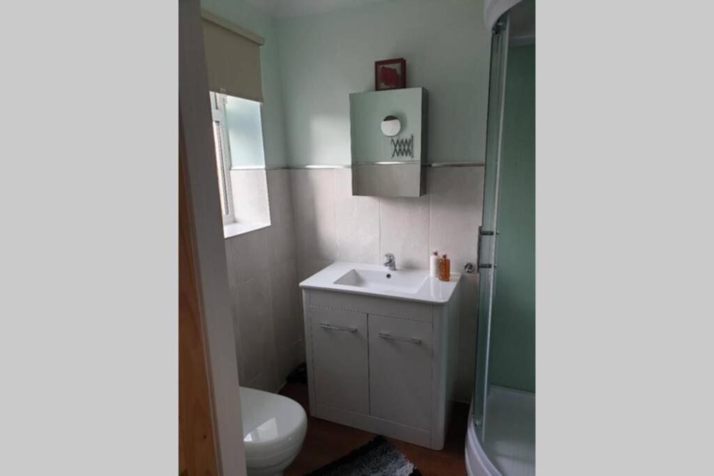 A Home Away From Home With A Big Welcome Erith Kültér fotó